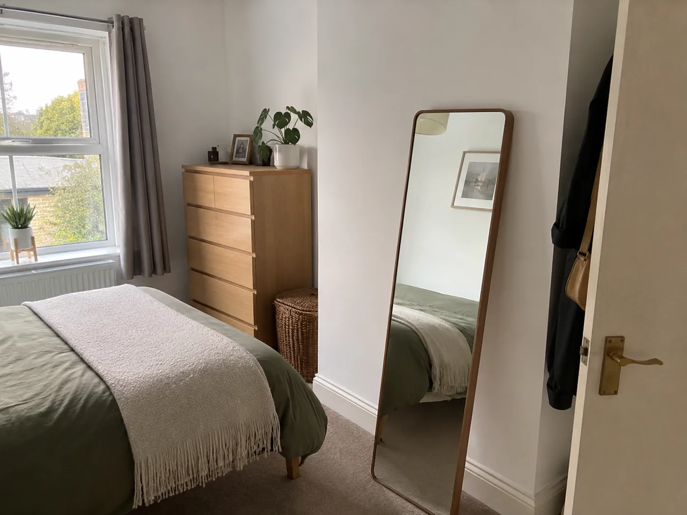10 Clever No-Drill Small Bedroom Ideas Without Losing Your Deposit