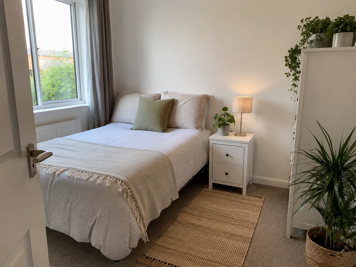 12 Easy No-Nails Small Bedroom Ideas for Rented Flats and Houses