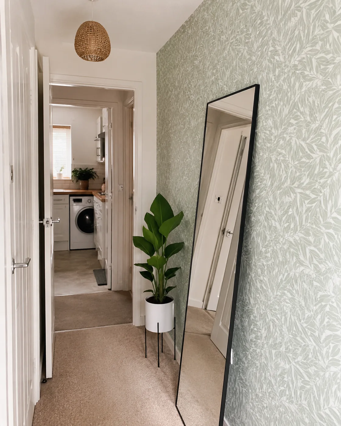 10 Gorgeous Sage Green Hallway Ideas for Rented Flats and Houses
